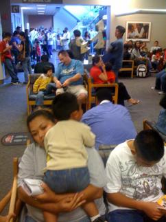 Families waiting between 1 and 2.5 hours for H1N1 vaccinations at a hospital (Vera Yu and David Li)