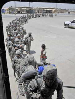 A battalion of U.S. soldiers boards a plane leaving Baghdad (Perry Aston)