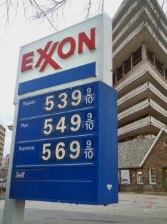Gas prices soar at an Exxon station in Washington, D.C. (Paulo Ordoveza)