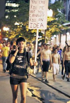 Québec student protesters march outside the Montreal Grand Prix (Ricardo Arújo)