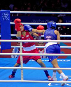 British contender Natasha Jonas (in blue) battles Queen Underwood of the U.S. (Ian Glover)
