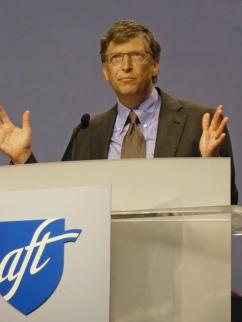Bill Gates addressing the AFT convention in Seattle (Lee Sustar | SW)