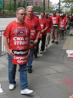 Verizon workers on the picket line during the August 2011 strike (Peter Lamphere | SW)