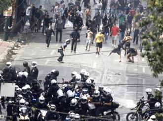 Protesters fend off a group of riot police advancing down the streets of Athens  (Athens Indymedia)
