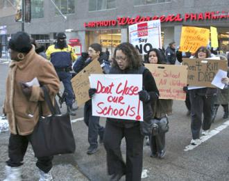 Teachers, parents and community activists march against Chicago public school closures (Kate Gardiner)