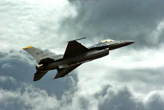 A U.S. F-16 fighter jet (Paul Hocksenar)