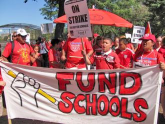Teachers and students rally and march in a show of support for the CTU's fight for a fair contract (Elizabeth Schulte | SW)