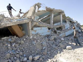 Kids search through the rubble of a school in Cité Soleil following the earthquake (Logan Abassi)