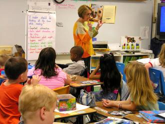 An elementary school teacher leads a guided reading lesson (Judy Baxter)