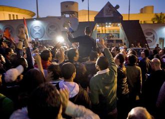 Protesters as they prepare to storm the State Security Apparatus headquarters in Nasr City (Hossam el-Hamalawy)