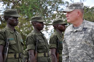 A U.S. major general inspects Ugandan troops (Brock Jones)