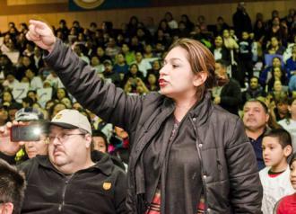 A Chicago Public Schools parent speaks out against closures at a packed hearing in Pilsen (Sarah-ji Fotógrafa)