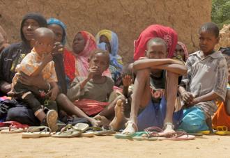 Women and children displaced by drought in Northern Mali gathered to receive emergency aid  (Cyprien Fabre)