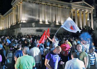 Protesting austerity in Syntagma Square outside the Greek parliament building (Adolfo Lujan)