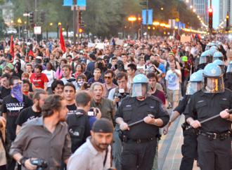 Protesters march through the streets of Chicago to demonstrate their opposition to NATO's crimes (Michael Kappel)