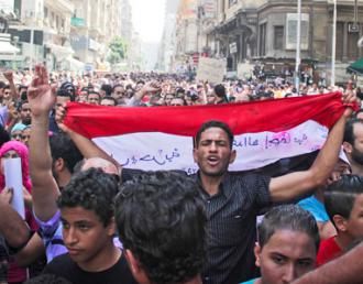 Protesters march from Tahrir Square on the day of the Mubarak verdict (Al Hossainy Mohamed)