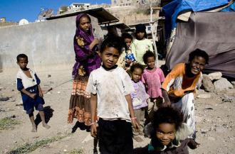 An al muhamasheen woman with her children in Taizz, Yemen (Mathieu Génon)