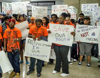 Black youth fill Chicago's City Hall to demand real resources to end violence and reverse cuts (Sarah-ji Fotógrafa)