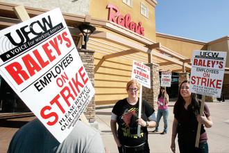 UFCW members on strike outside Raley's
