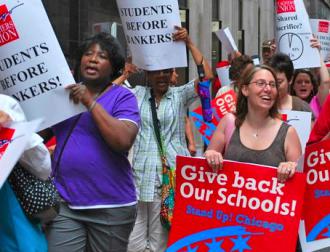 Members and supporters of the Chicago Teachers Union picket the Board of Education's downtown headquarters (Carole Ramsden | SW)