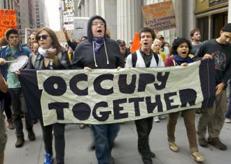 Participants in the occupation of Wall Street march toward the Brooklyn Bridge (Doug Singsen | SW)
