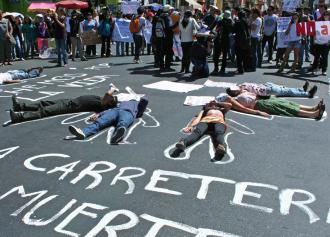 Supporters of the indigenous marchers rally in Cochabamba against the government's road project (Sarah Hines)
