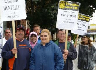 Workers on the picket line at SK Hand Tools in Chicago (Lee Sustar | SW)