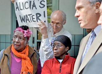 Protesters demand that Alicia's water be turned back on (Jamie Partridge)
