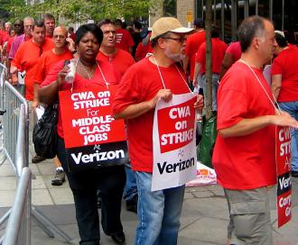 Communications workers picket against Verizon in New York (Peter Lamphere | SW)