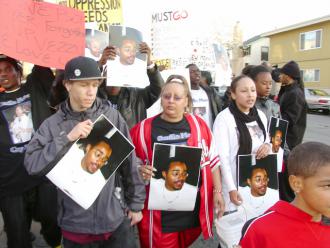 Lovelle Mixon's mother and wife among the mourners during a vigil on March 25 (Dave Id | Indybay.org)