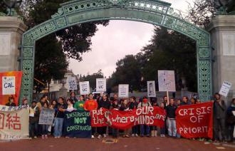Demonstrators block Sather Gate at UC Berkeley (Suzy Babb)