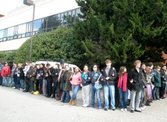 SFSU students linked arms and encircled the occupied business administration building (Labor Video Project)