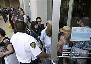 IndyMac customers waited in long lines to withdraw funds after the federal government takeover