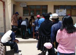 Bolivian citizens wait to vote on the new constitution