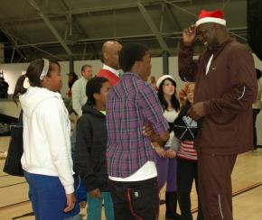 Olden Polynice talks with kids at the 2009 Hope is Helping holiday party