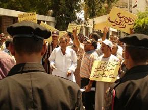 Workers from the Tanta Flax &amp; Oil factory demonstrate outside an Egyptian government ministry building