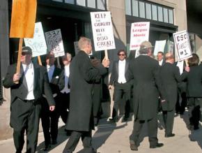 Musicians of the Detroit Symphony Orchestra on the picket line