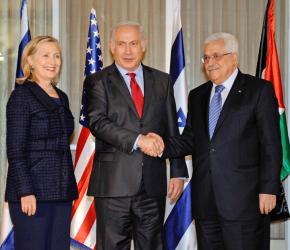 PA President Mahmoud Abbas (right) with Israeli Prime Minister Benjamin Netanyahu and Secretary of State Hillary Clinton