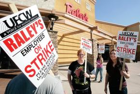 UFCW members on strike outside Raley's