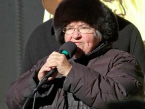 Lynne Stewart speaks to an antiracist demonstration in 2008