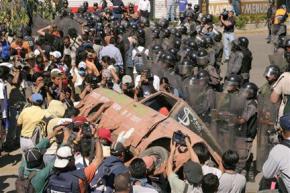 Oaxacan protesters clash with police on Election Day