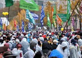 Masses of protesters descend on Seoul in opposition to labor "reforms" and other issues