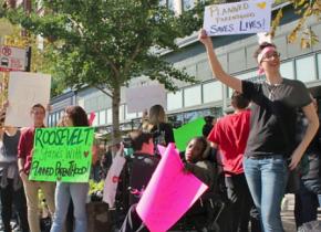 Reproductive justice activists outnumber anti-choice picketers outside a Planned Parenthood clinic in Chicago