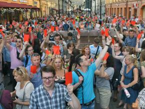 St. Petersburg residents give City Hall a “red card” at an unsanctioned protest