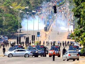 Nigerian security forces open fire on Shia demonstrators outside Abuja