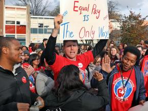 Charter school teachers rally for a fair contract in Chicago