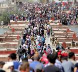 Refugees flee from the Iraqi city of Ramadi after ISIS's offensive
