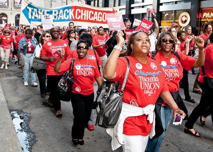 CTU members on the march in downtown Chicago (Sarah Ji | flickr)