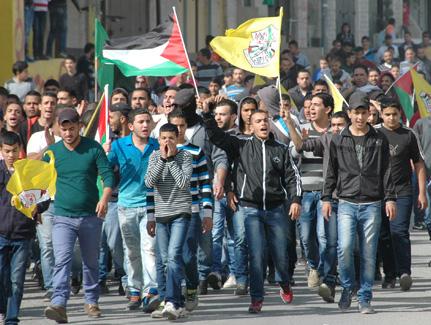 Palestinians marching from Ramallah toward the Qalandiya checkpoint as part of the #On2Jerusalem march