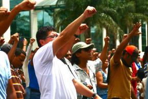 Zelaya supporters rally outside the Presidential House in Tegucigalpa
